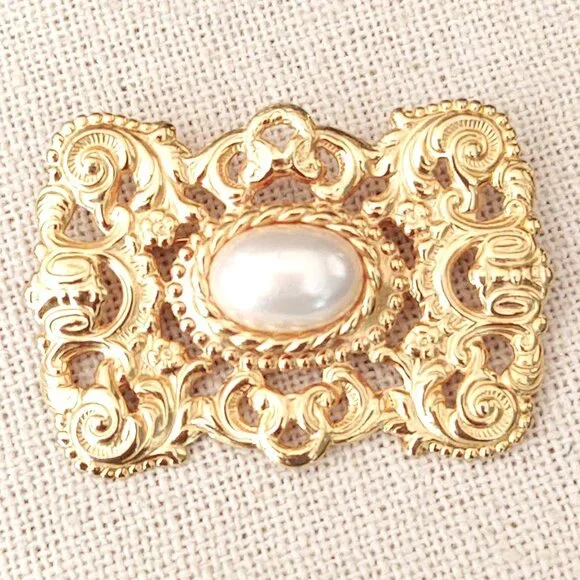 Decorative gold tone and faux pearl brooch - Picture 2 of 6